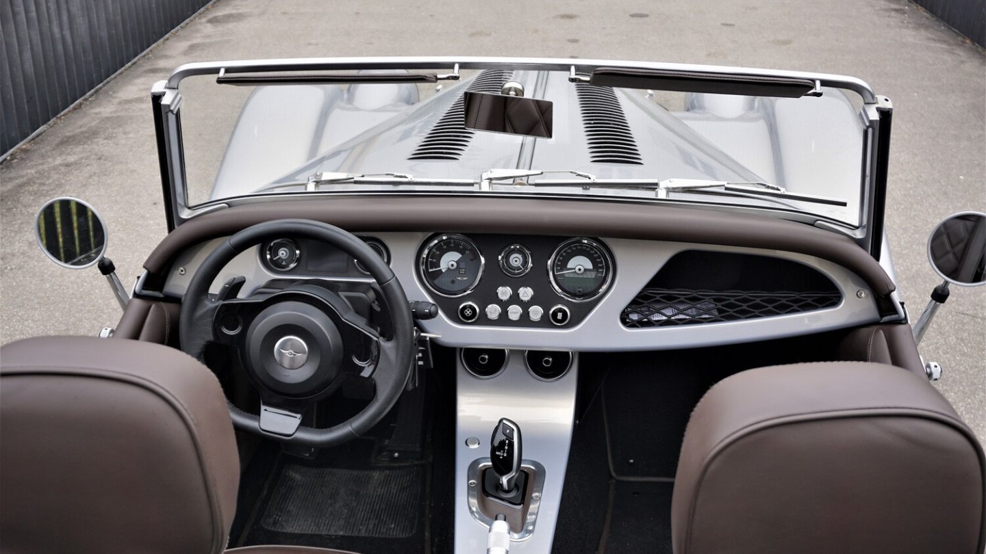 Hinter dem Lenkrad blickt man auf ein Display.