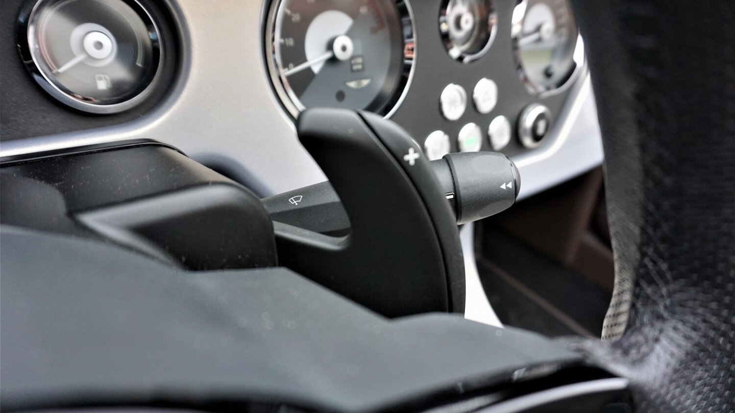 Profane Kunststoff-Schaltwippen für die ZF-Achtgang-Automatik.