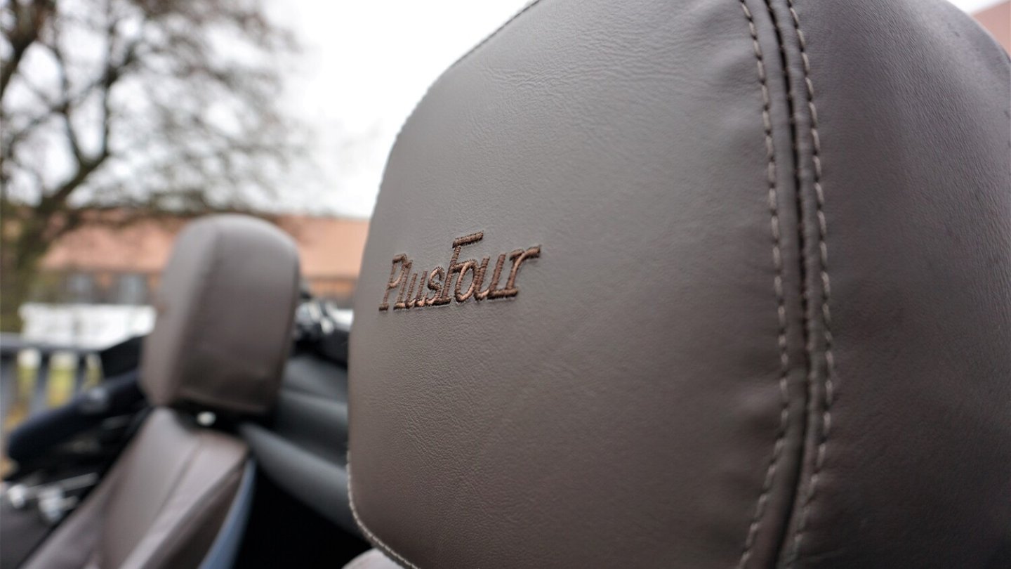 Der Modellschriftzug in den Kopfstützen kostet Aufpreis.