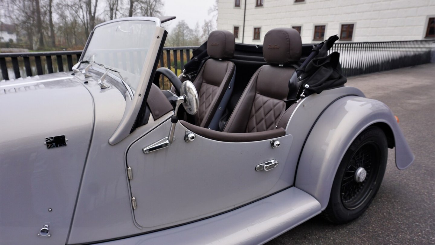 Tiefe Türausschnitte am puristischen Roadster.