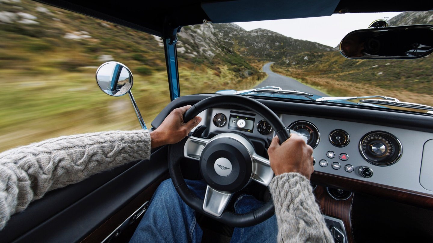 Steile Scheibe, Armaturenbrett mit Rundinstrumenten: Der Supersport folgt der klassischen Morgan-Linie.