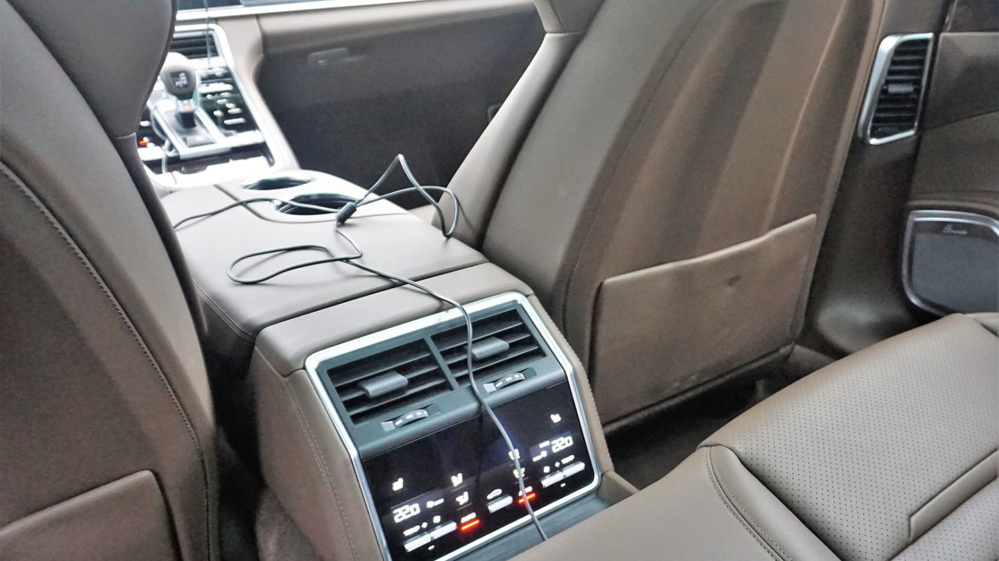 Das lange Kabel ist praktisch. So kannman vorne das z.B. Smartphone laden.