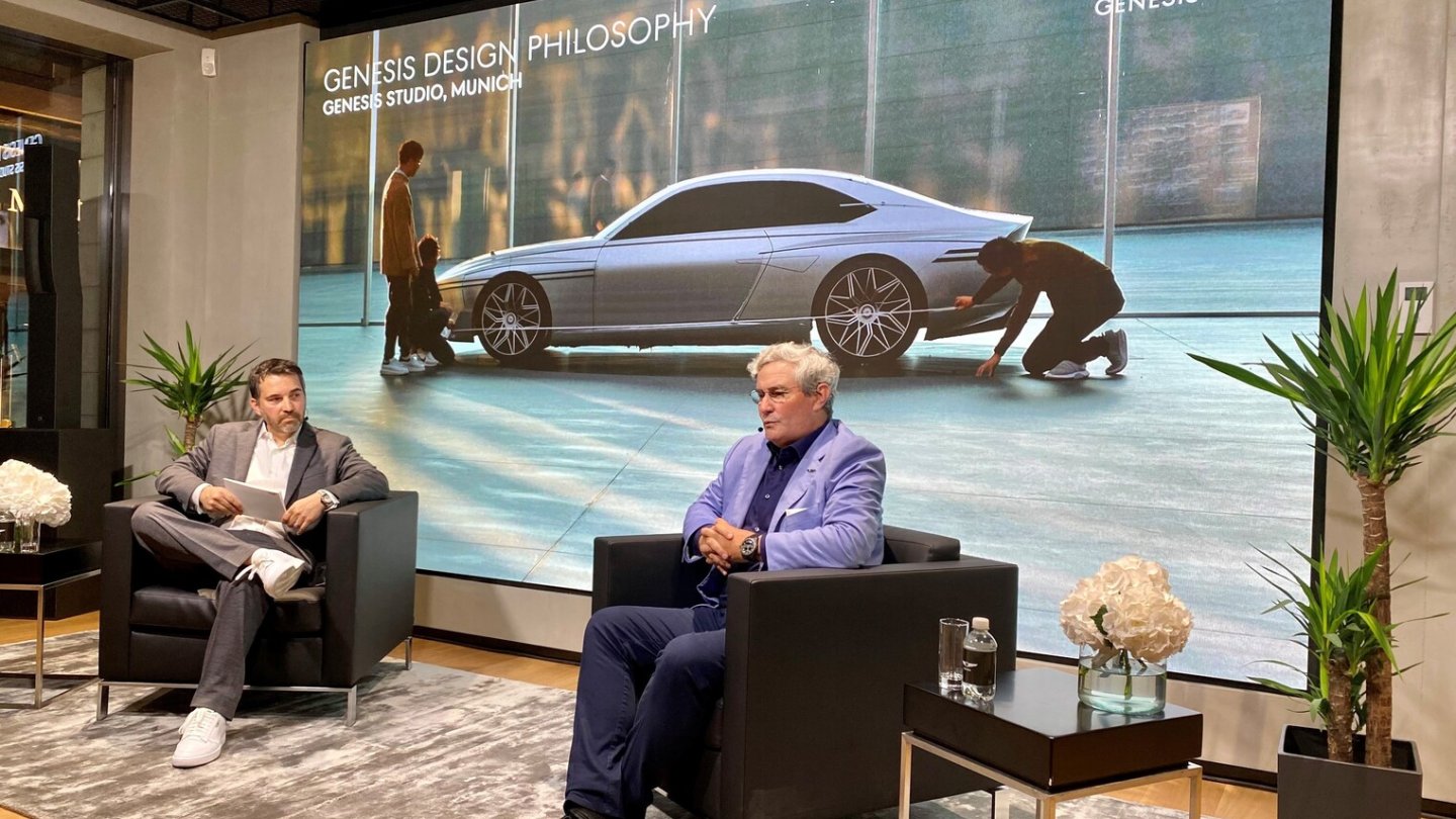 Designer und Genesis-Manager Luc Donckerwolke (rechts) bei einer Präsentation.