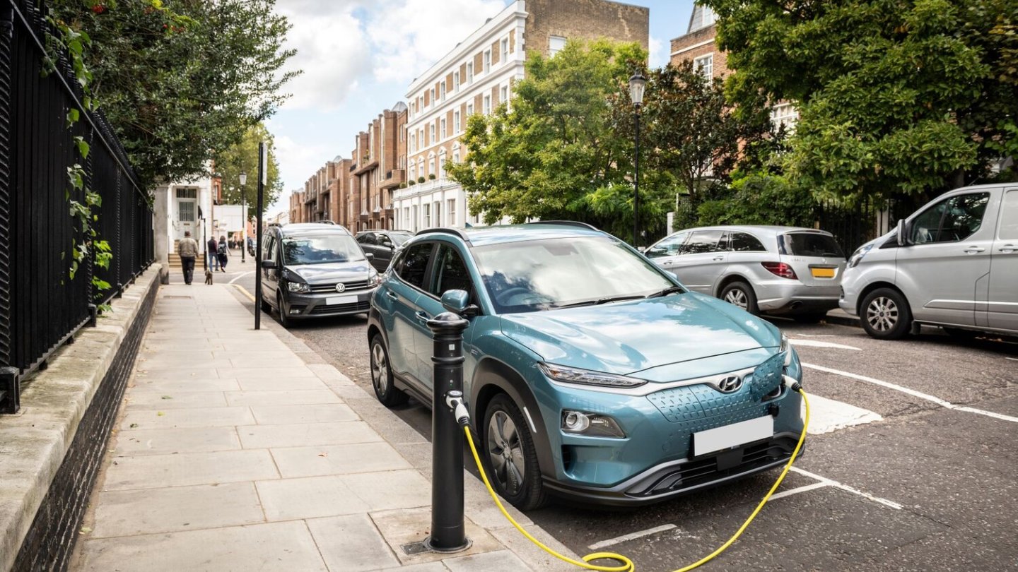 Ubricity bringt den Strom zu Autos in der Stadt. Shell übernimmt das Start-up.