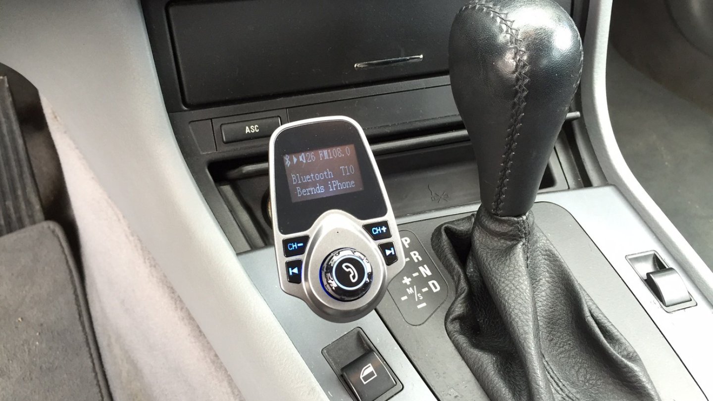 Das neumodische Gerät trägt im alten Auto nicht zu dick auf, das war mir wichtig.