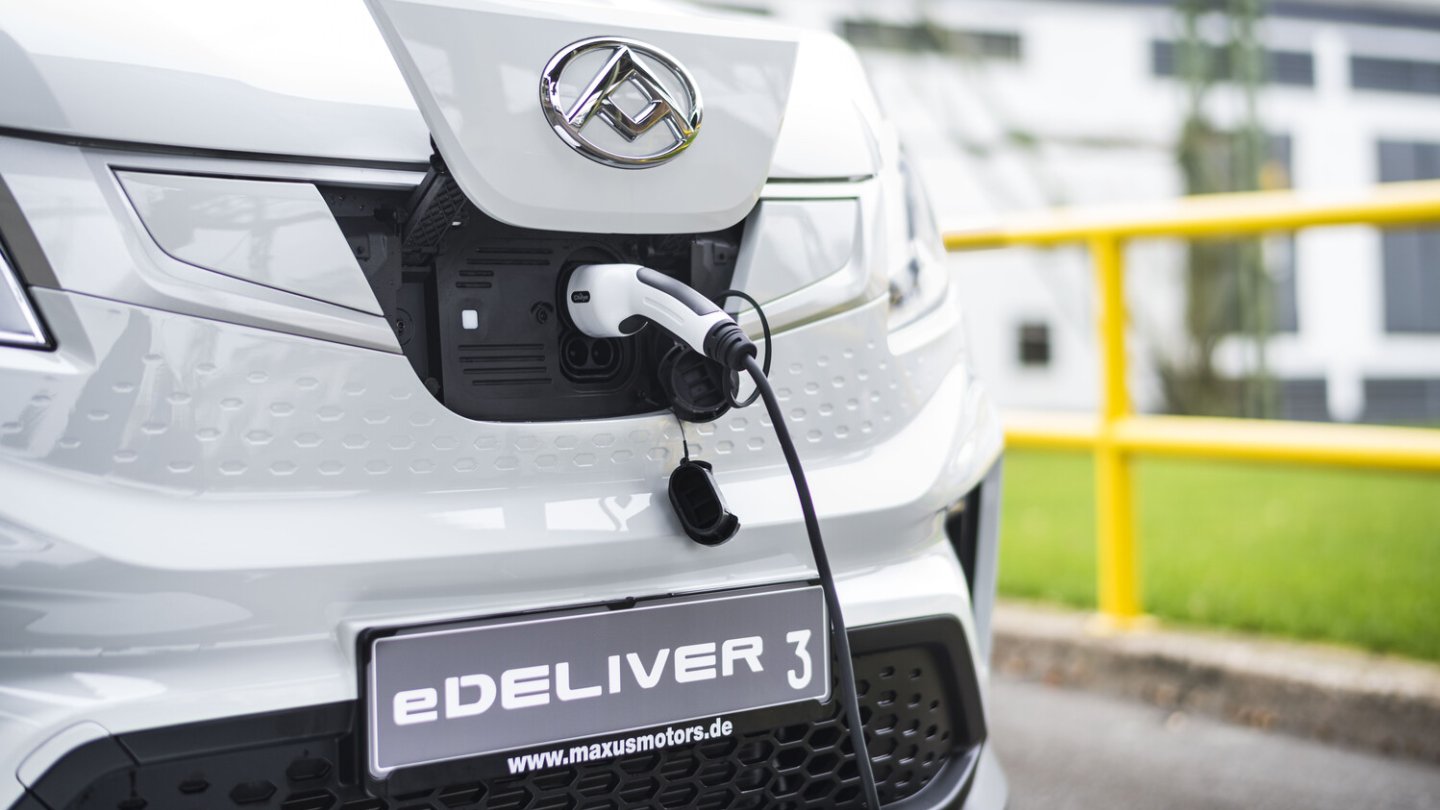 Der Ladeanschluss steckt in der Frontmaske.