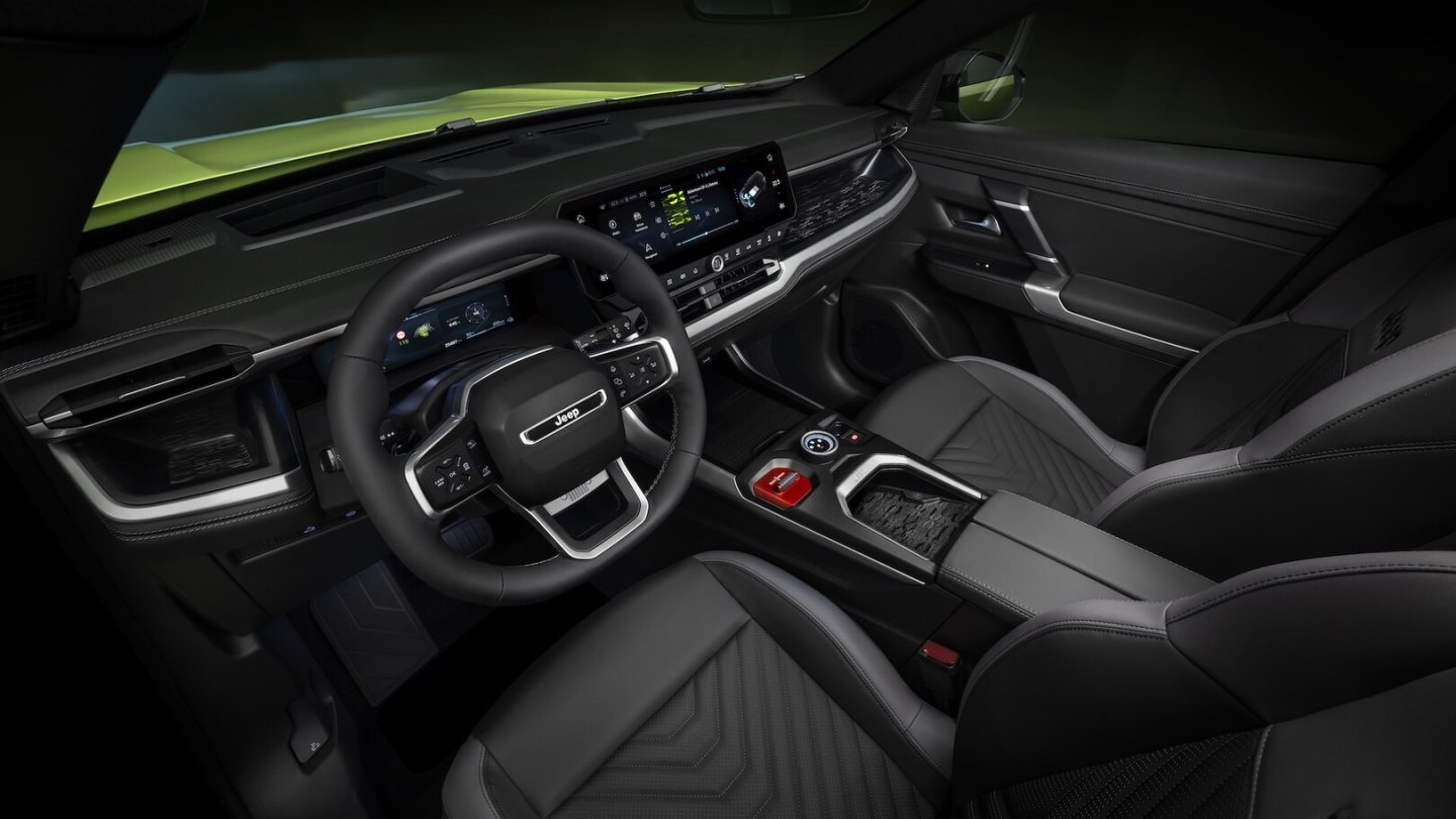 Das Infotainmentsystem kommt mit 16 Zoll großem Touchscreen.