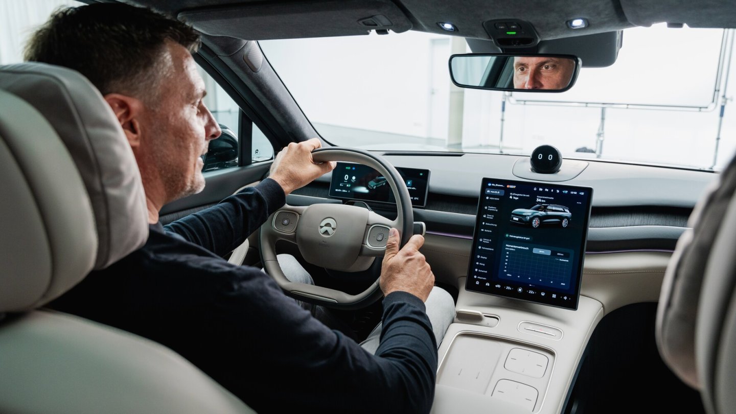 Nomi Mate ist die Sprachsteuerung mit virtuellem Gesicht auf dem Armaturenbrett.