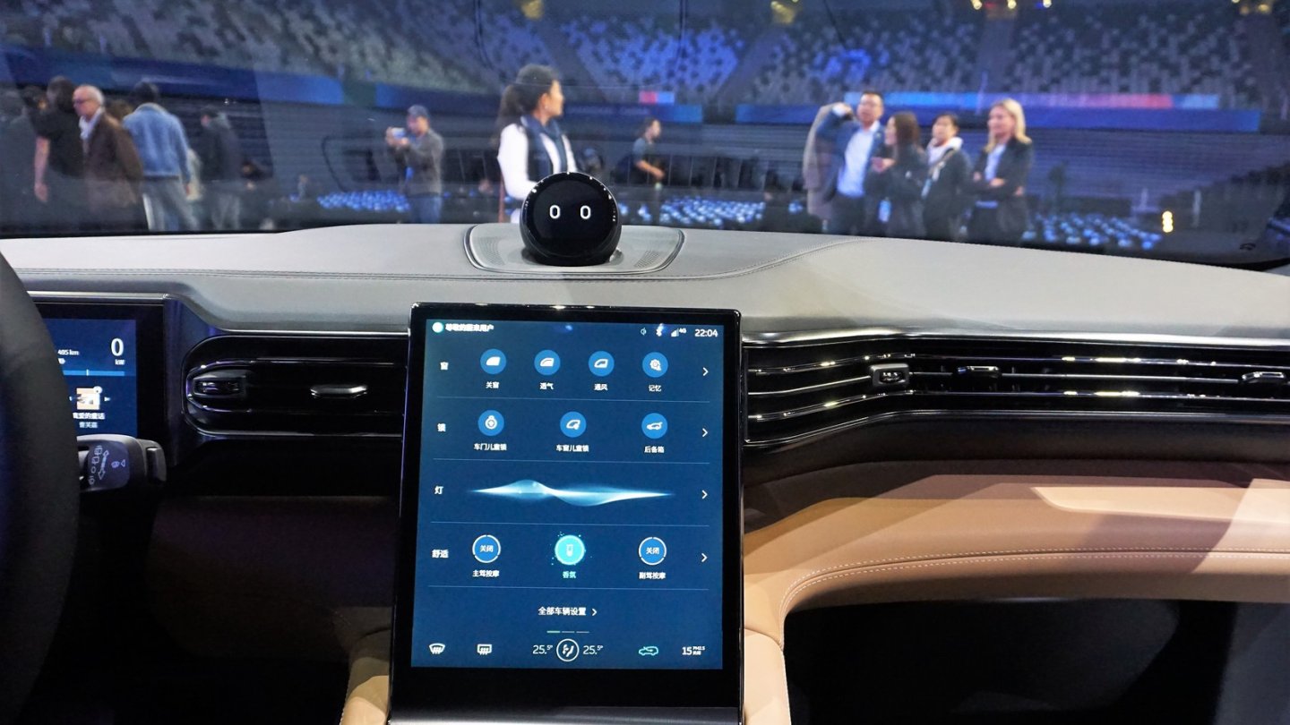 Gegen Aufpreis wie im größeren ES8 fährt Nomi auch im ES6 mit.