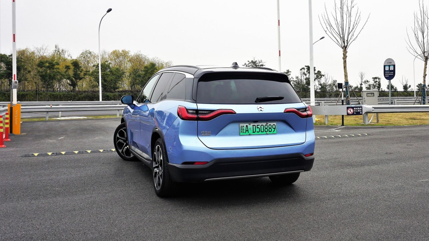 Mit dem ES8 an der Einfahrt zum Nio-Testgelände.