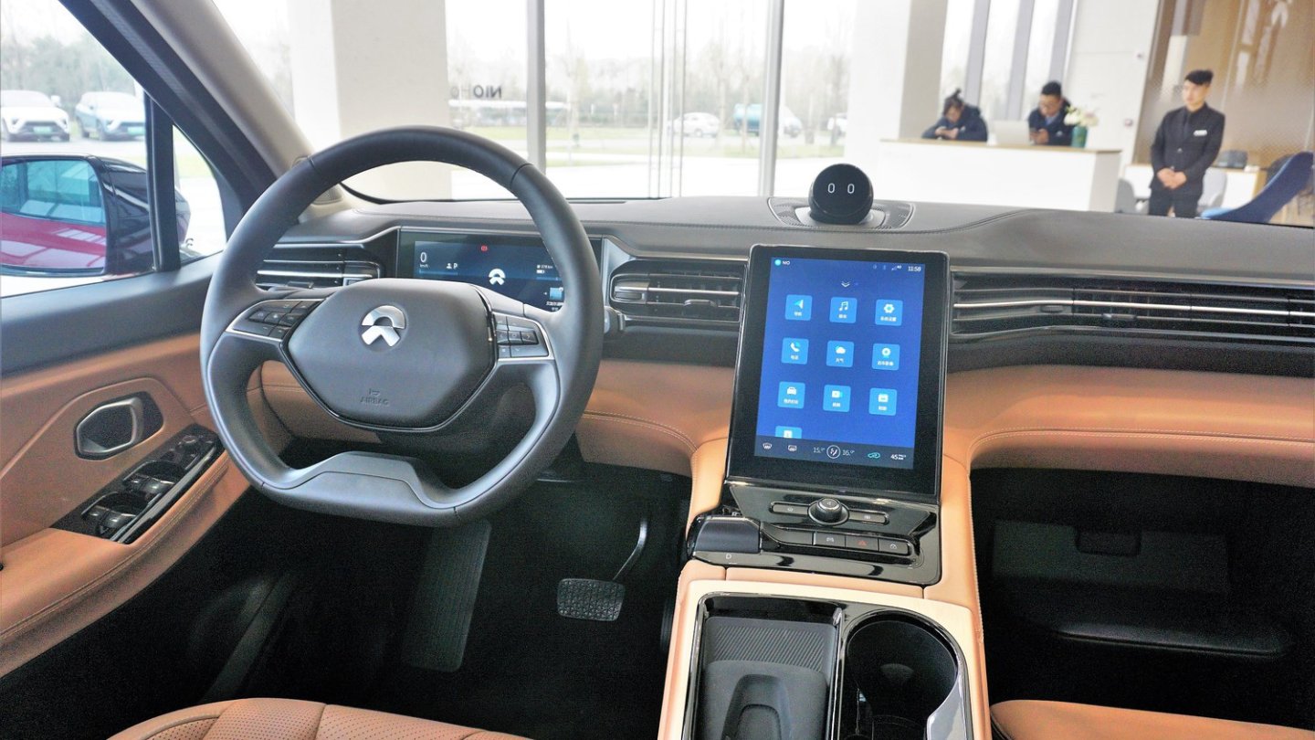 Das Cockpit des Nio ES8 mit zwei Displays und reduzierter Tastenzahl.