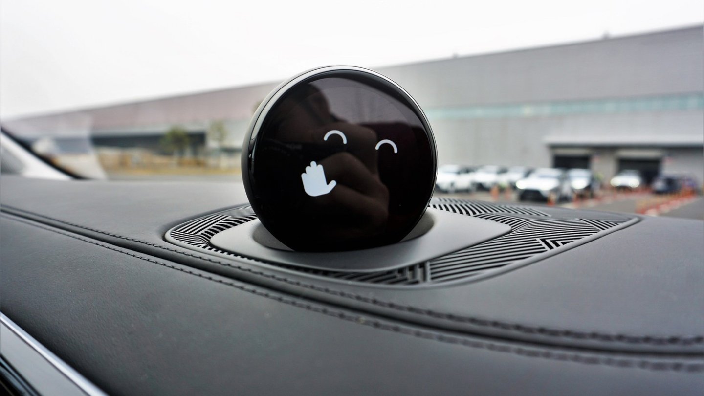 Zum Abschied winkt Nomi freundlich.