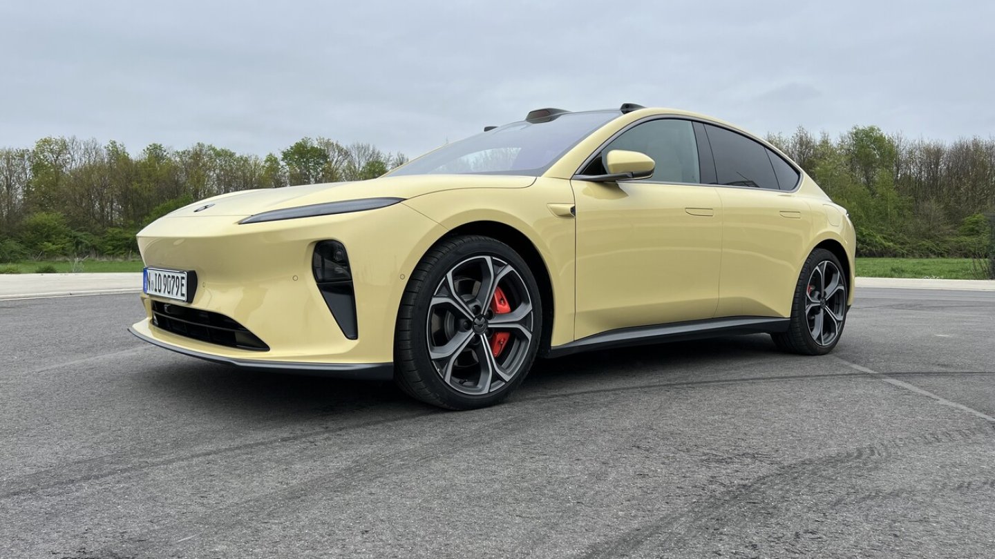 Einen Nio kann mit oder ohne Akku kaufen. Oder das ganze Auto mieten.