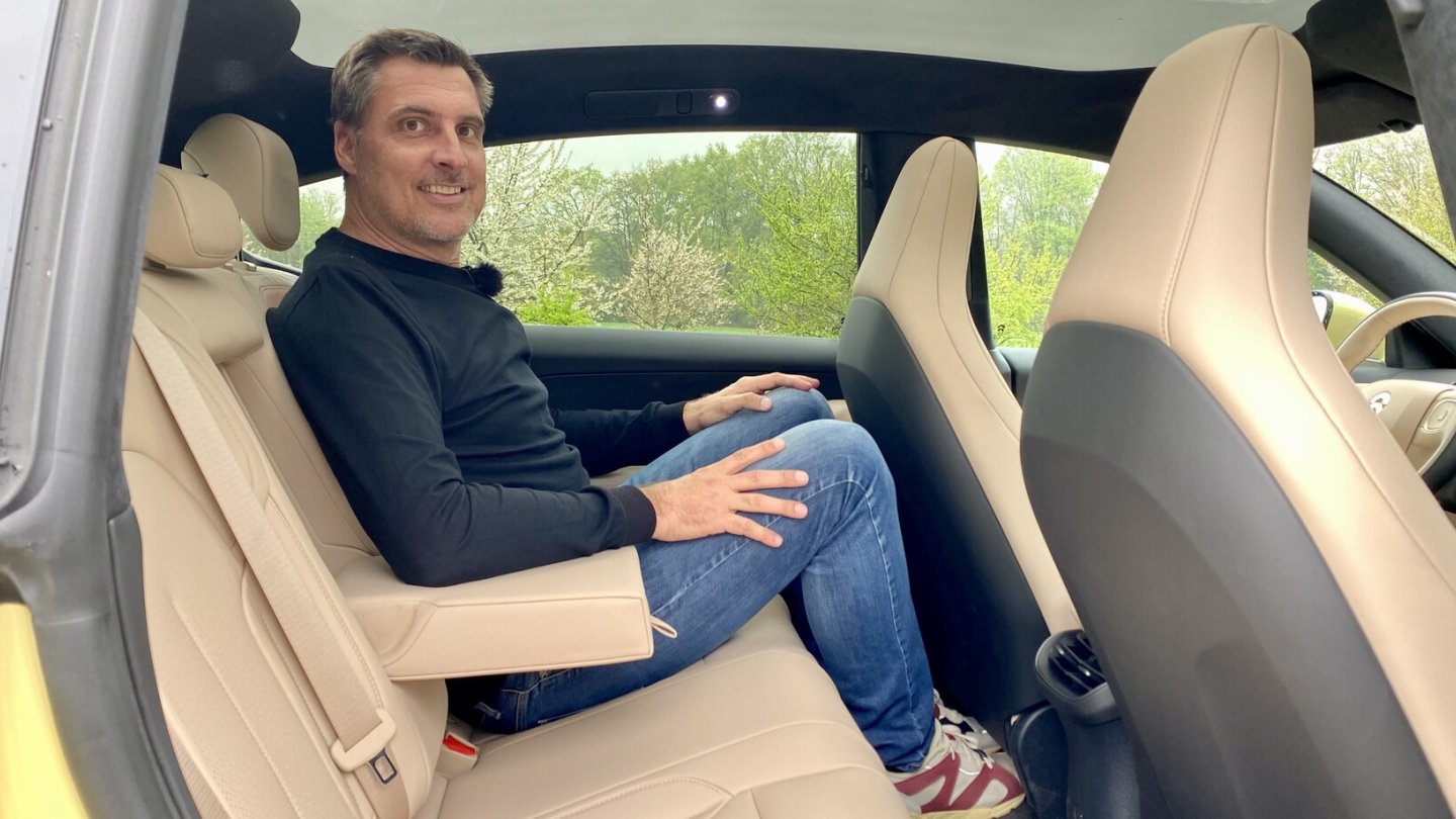 Hinten sitzt man mit stark angewinkelten Beinen, zudem ist die Kopfreiheit zu knapp.