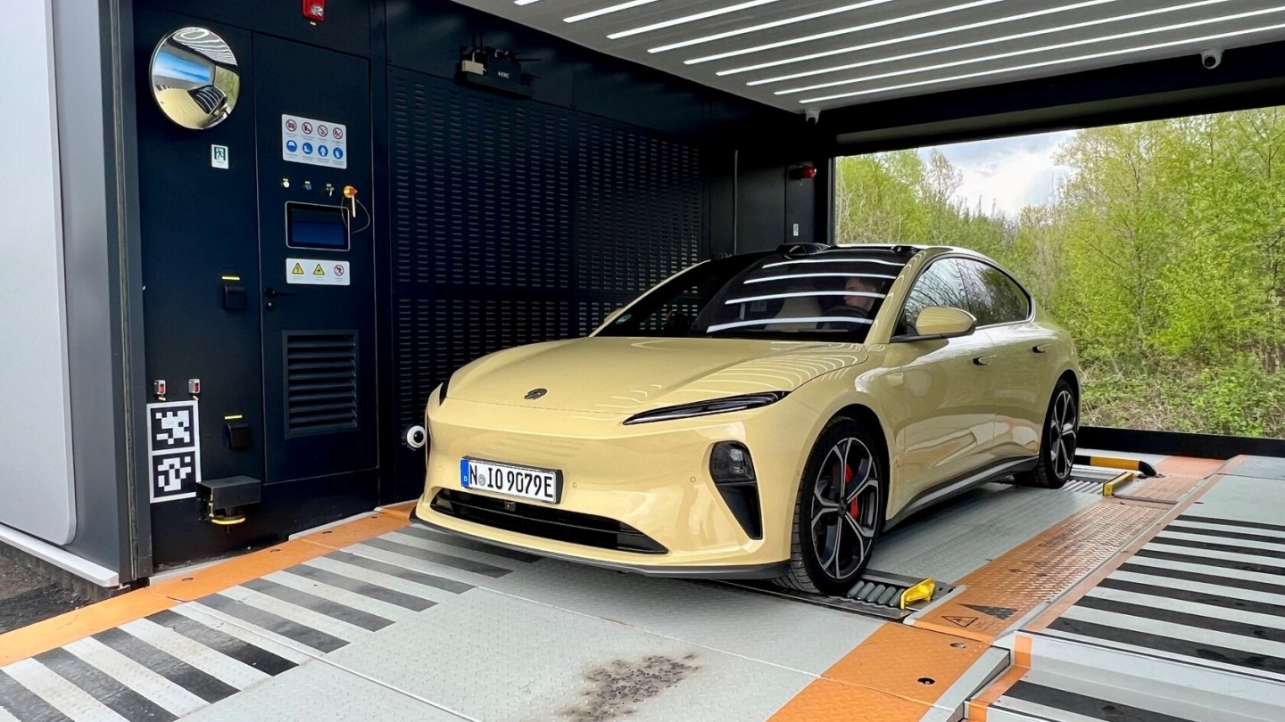 Der Akkutausch gelingt mittlerweile ohne Personaleinsatz in rund vier Minuten.