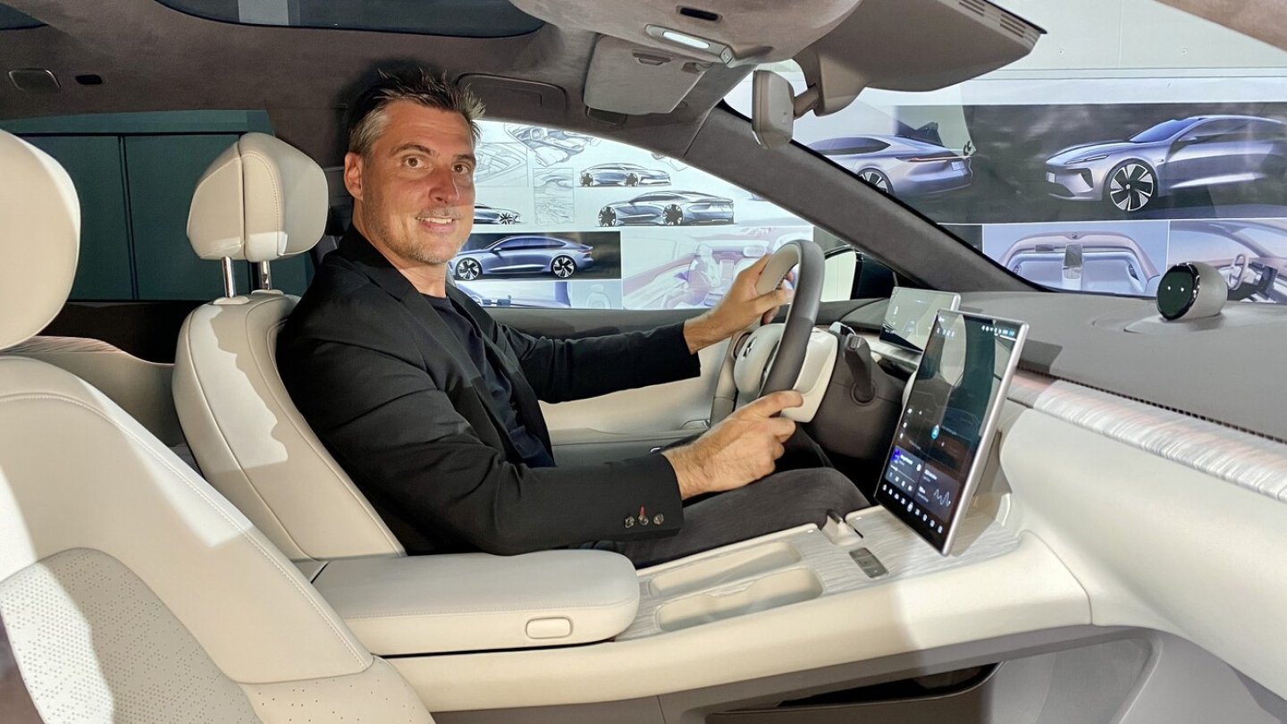 Erste Sitzprobe im neuen Nio ET7: Auch große Menschen haben viel Platz.