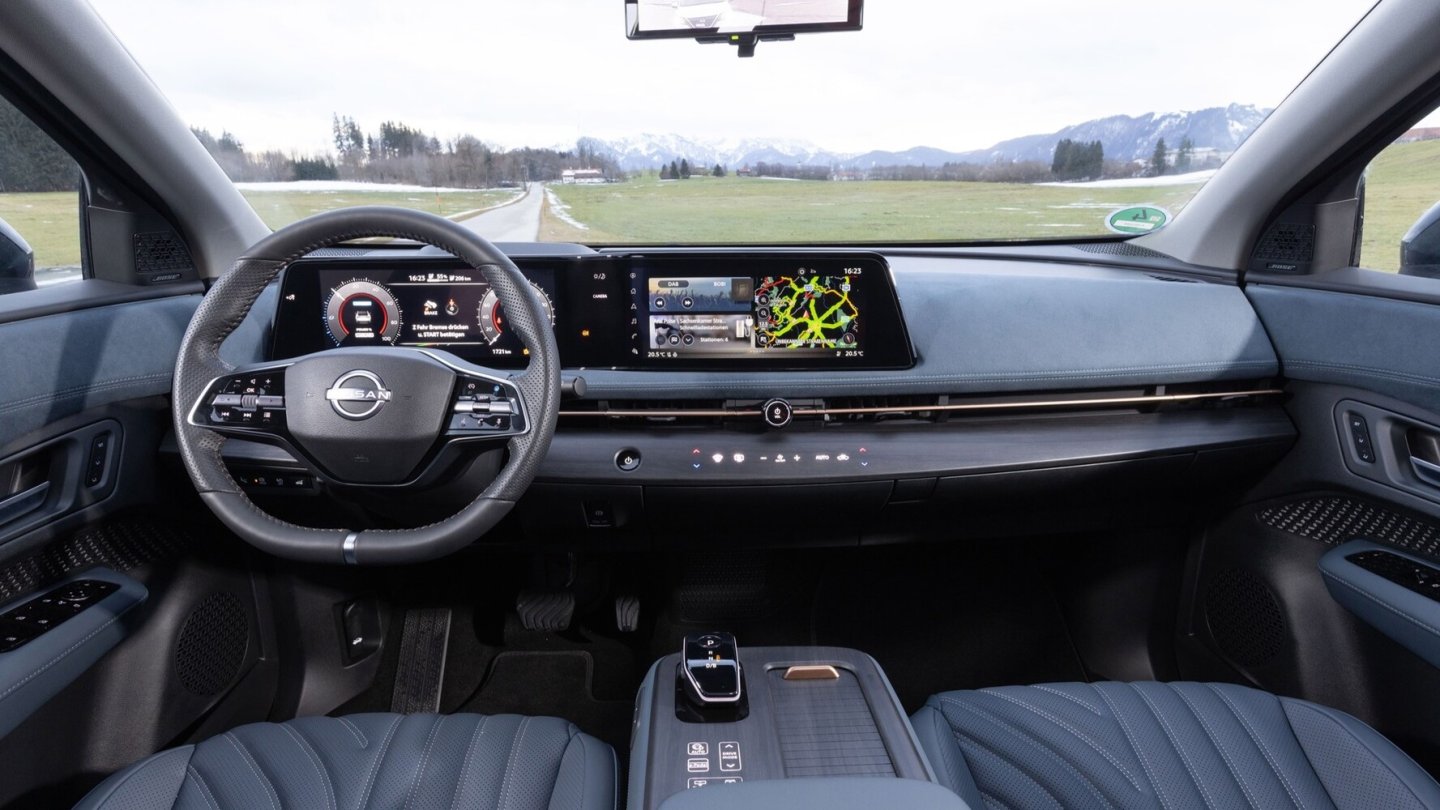 Das breite Cockpit im Ariya betont horizontale Linien. Foto: Wolfgang Groeger-Meier.