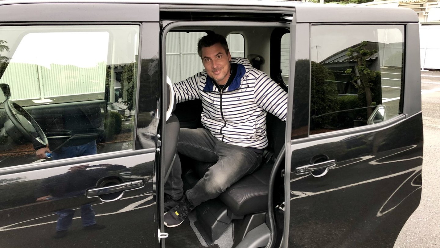 Hereinspaziert! Fast aufrecht gelangt man in den Fond.