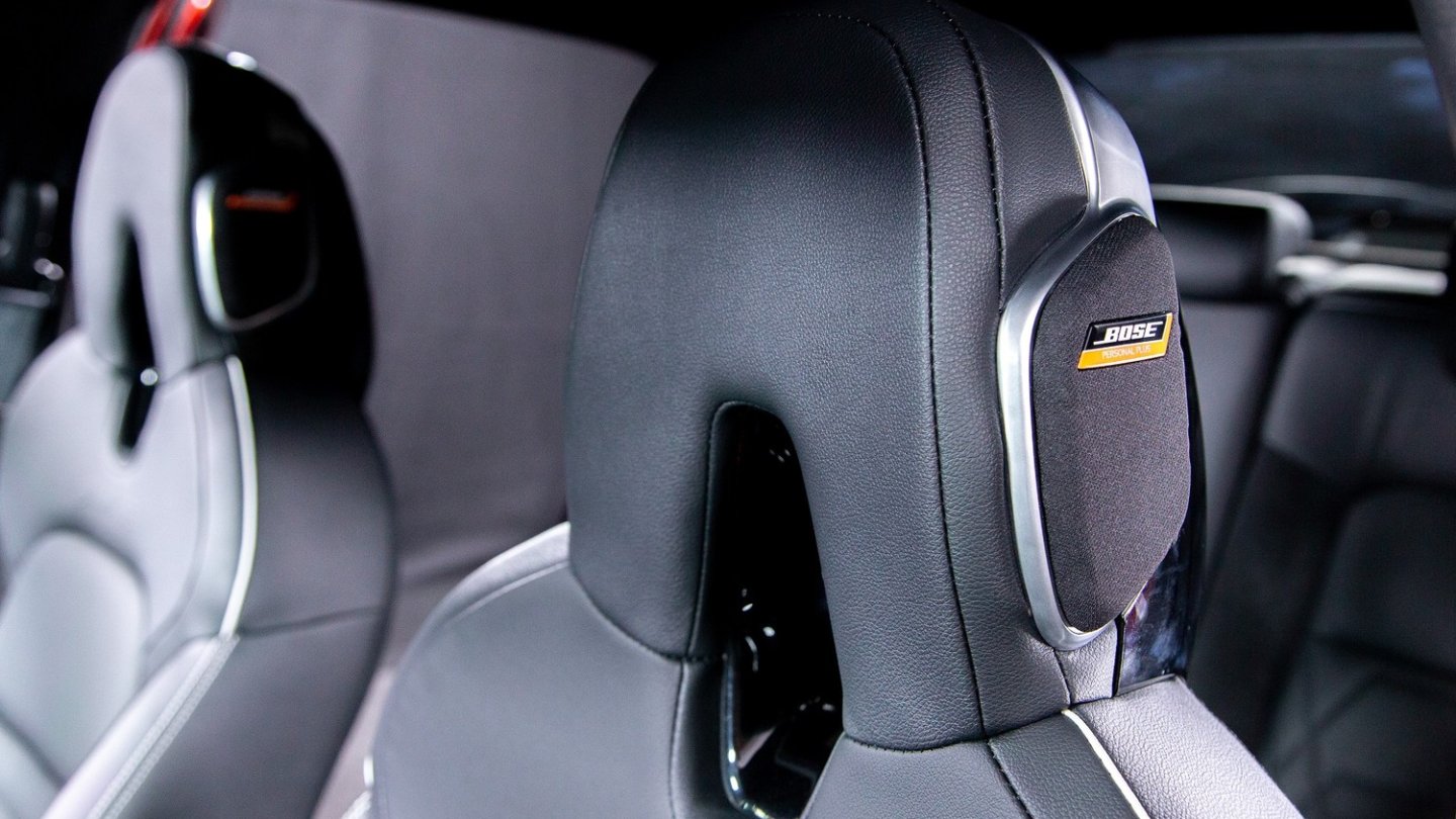 Die vorderen Kopfstützen mit integrierten BOSE-Lautsprechern.