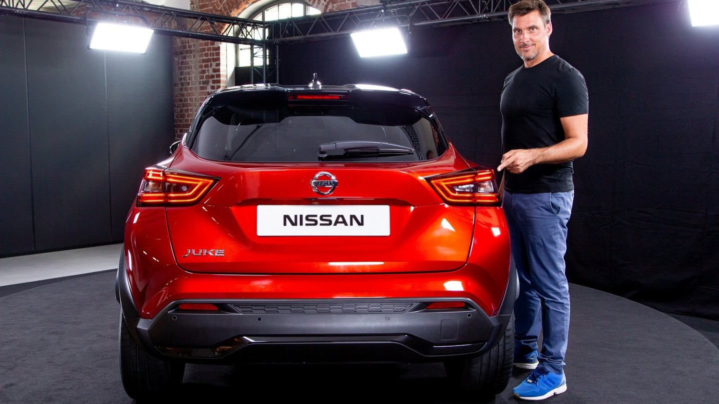 Ganz brav: Der neue Juke hat breite LED-Rückleuchten.