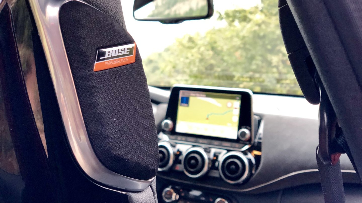 BOSE-Soundsystem mit Boxen in den Sitzen.