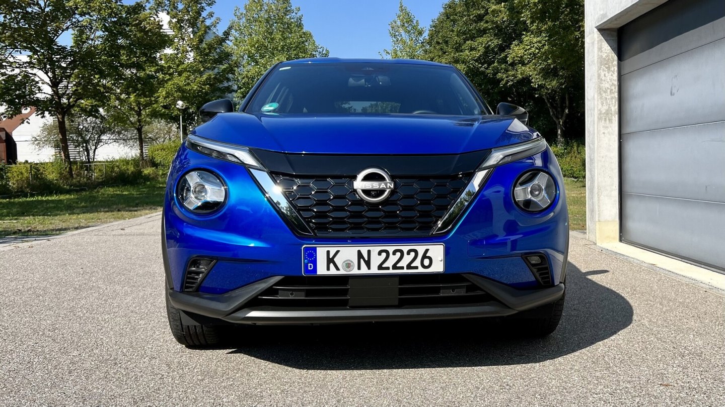 An der Front unterscheidet sich der Juke Hybrid leicht vom reinen Benziner.