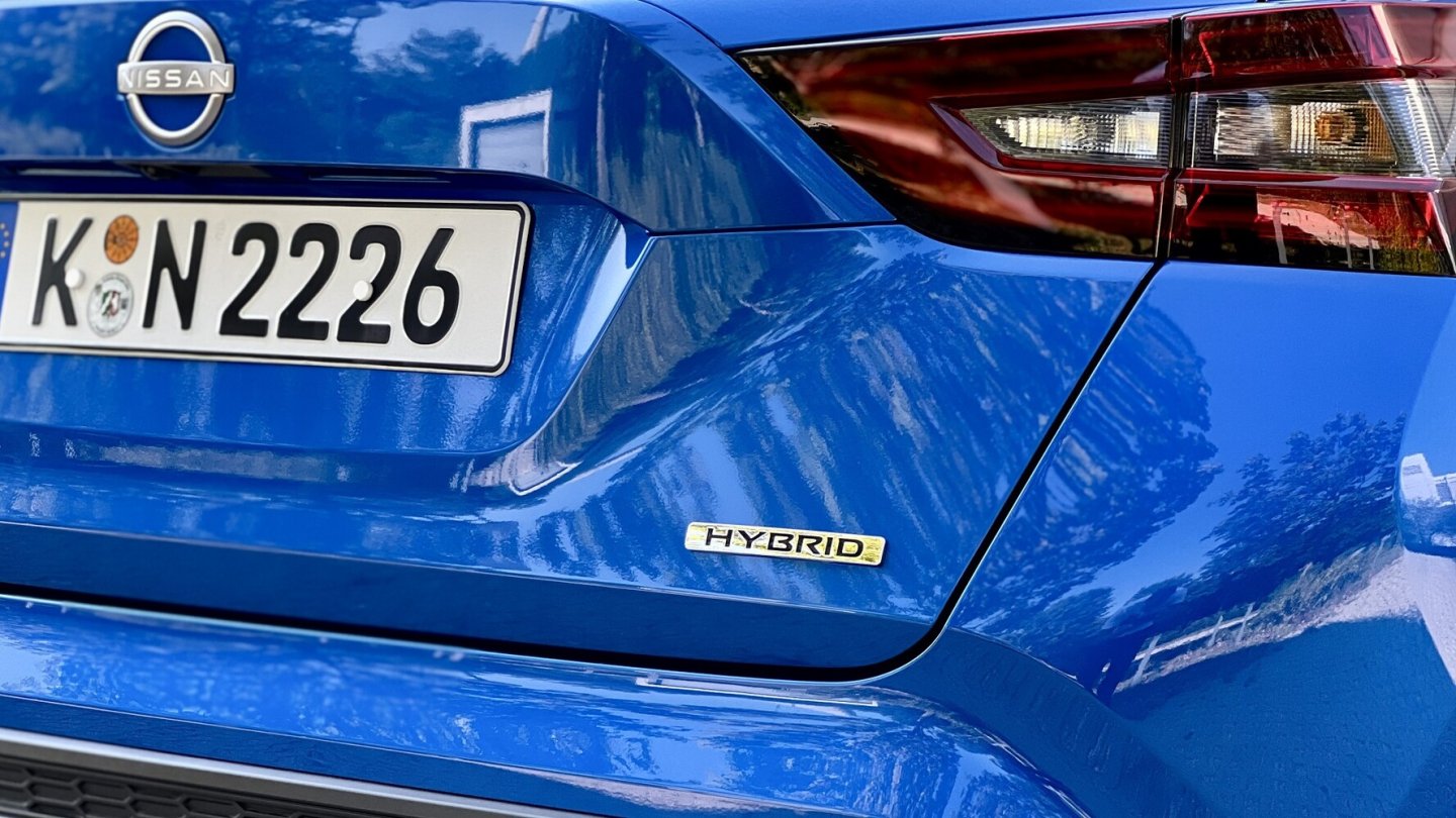 Kleine Plaketten weisen auf den elektrifizierten Antrieb hin.