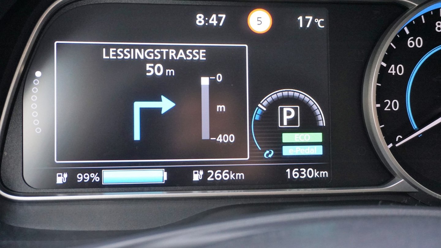 266 Kilometer Reichweite zeigt die volle Batterie am Morgen an.