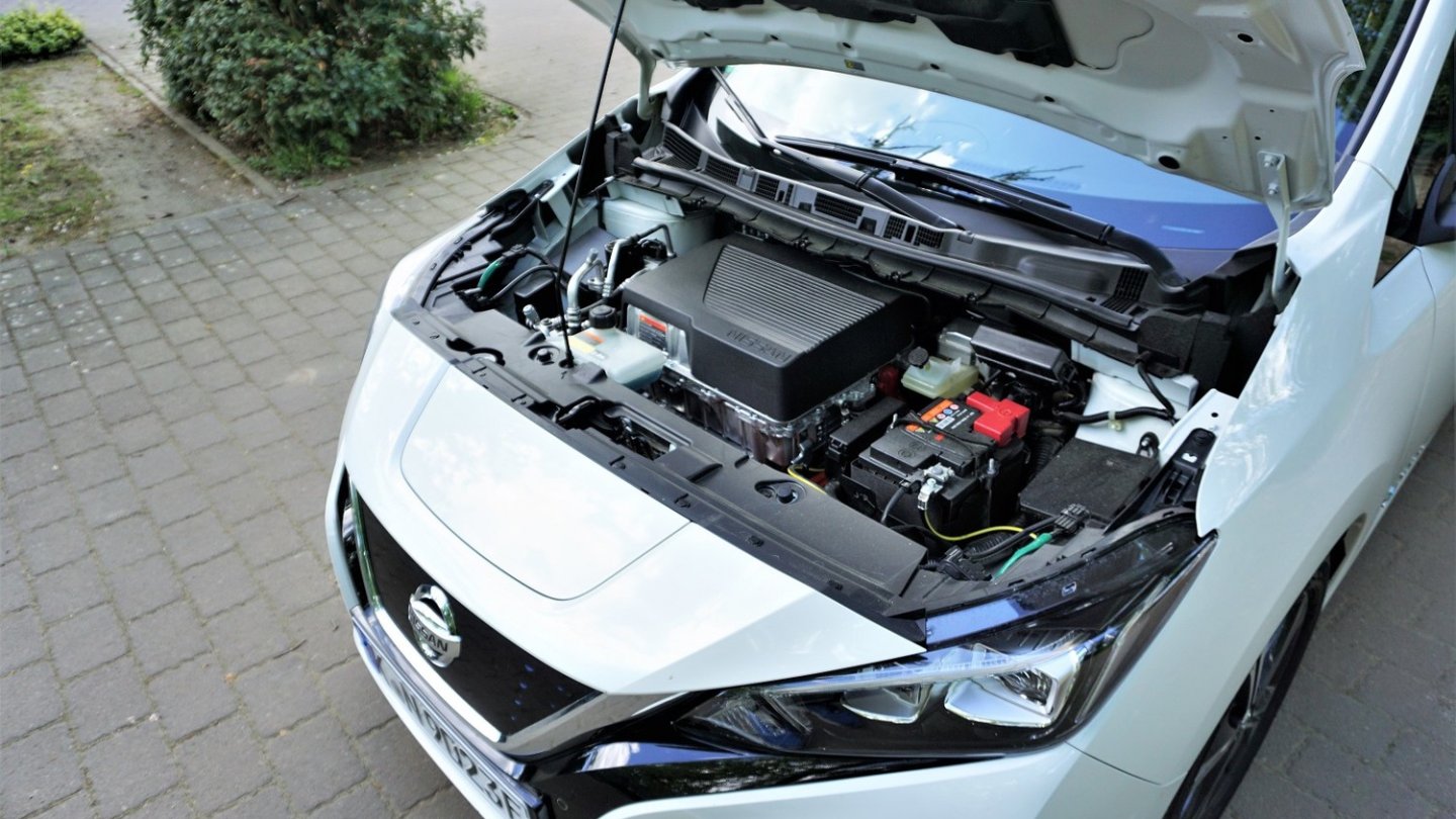 Unter der Haube des Leaf sieht es fast so aus wie bei einem Verbrenner, zumindest auf den ersten Blick.