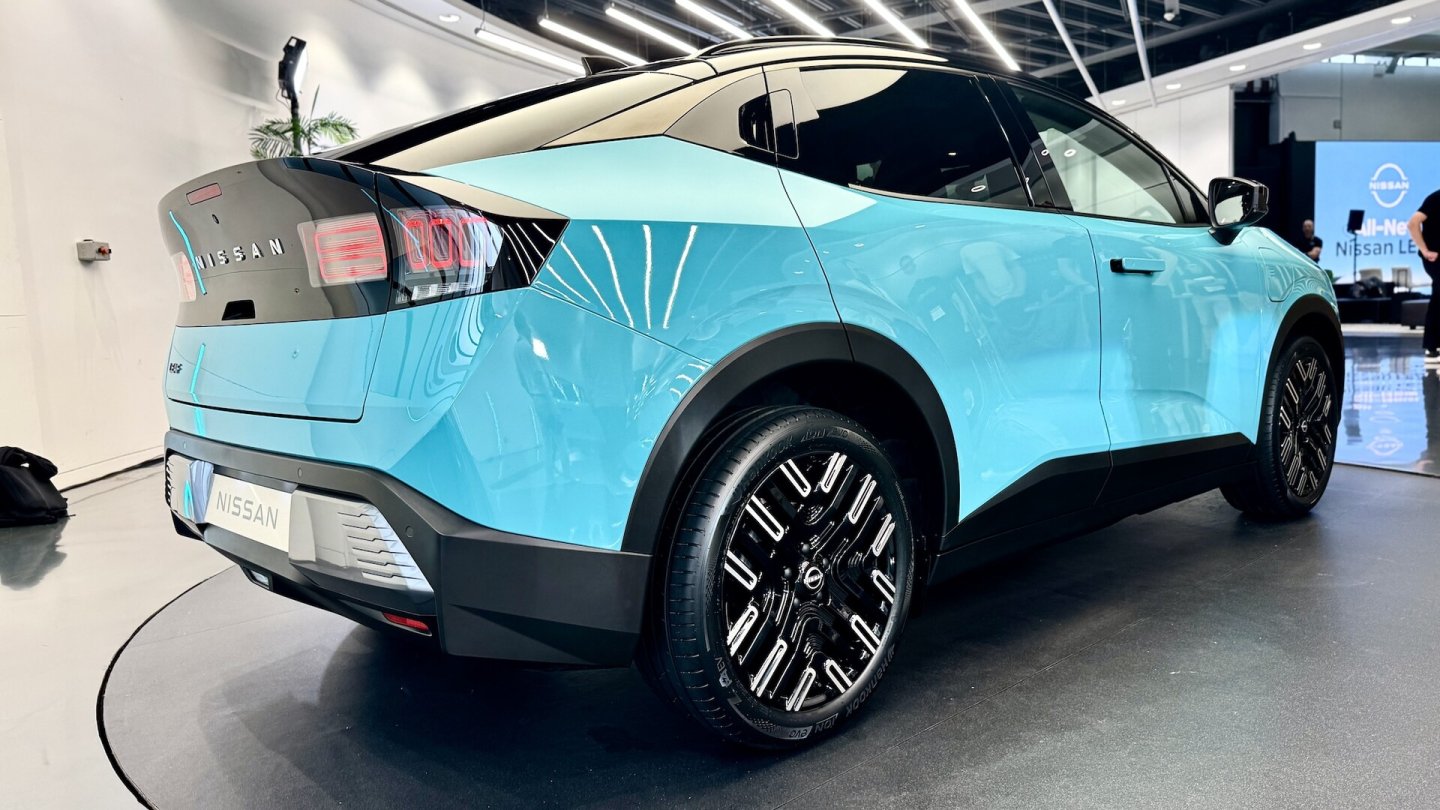 Die schwarze Blende am Heck ist ein auffälliges Designmerkmal am Nissan Leaf.