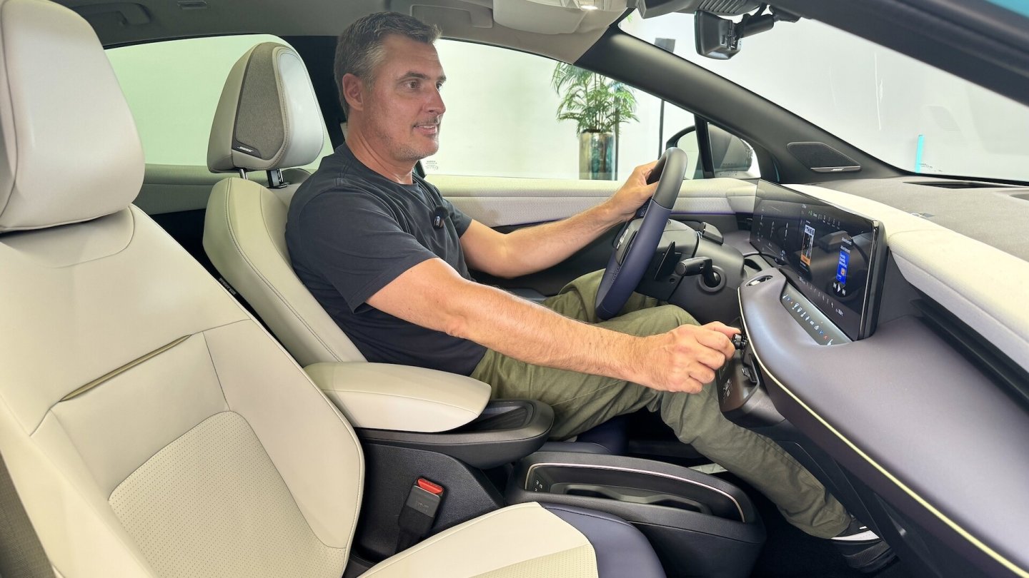 Die Bedienung wird durch Knöpfe und Schalter vereinfacht.