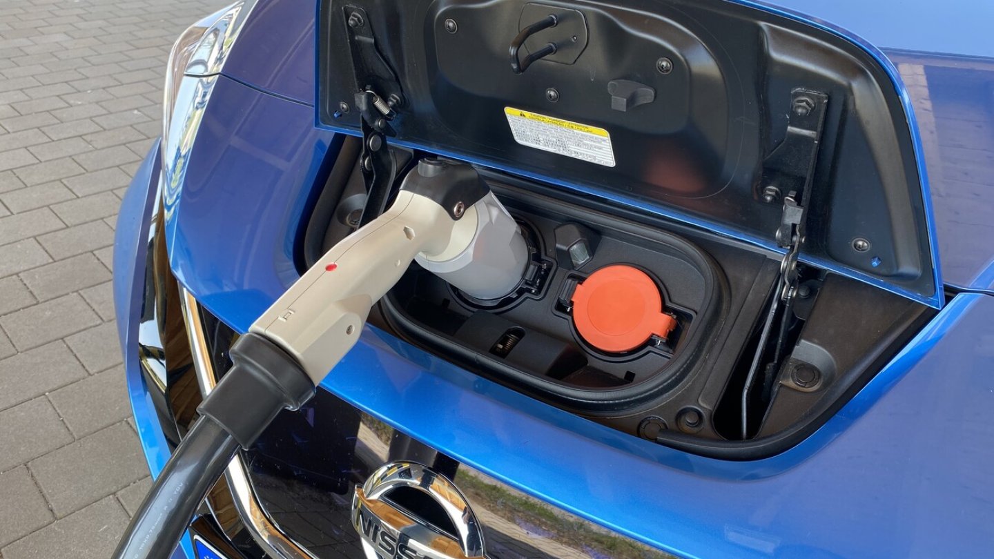 Der Nissan Leaf setzt noch auf den CHAdeMo-Stecker.