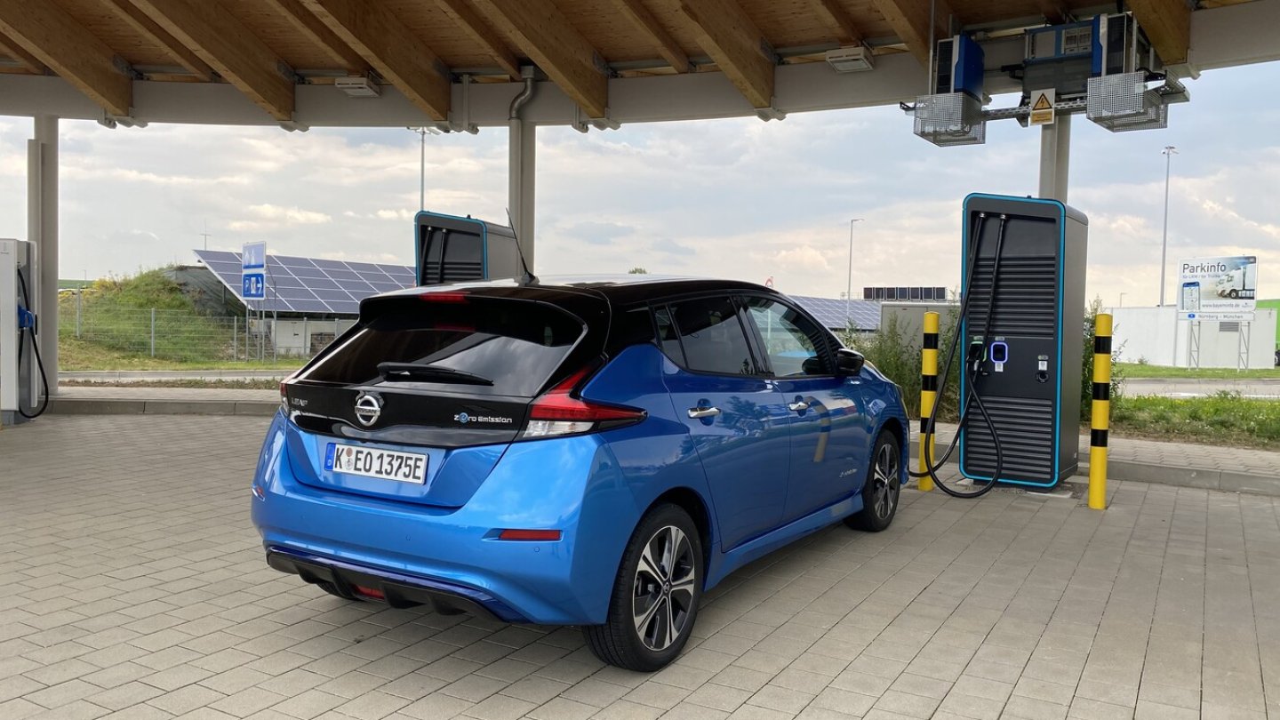 Eine Schnellladesäule mit CHAdeMo, da wird geparkt.