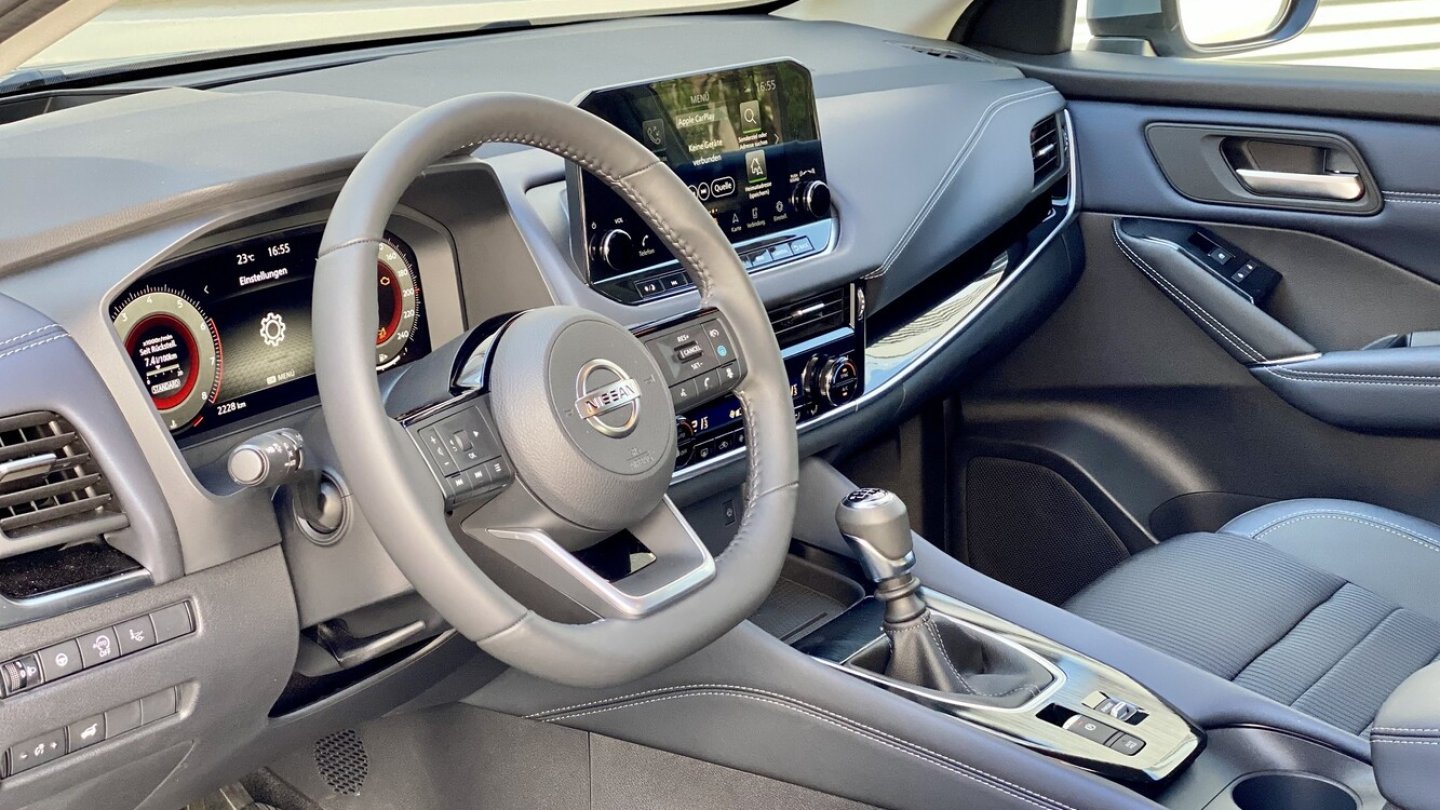 Bei Lenkrad und Cockpit vertraut Nissan weiterhin auf physische Tasten.