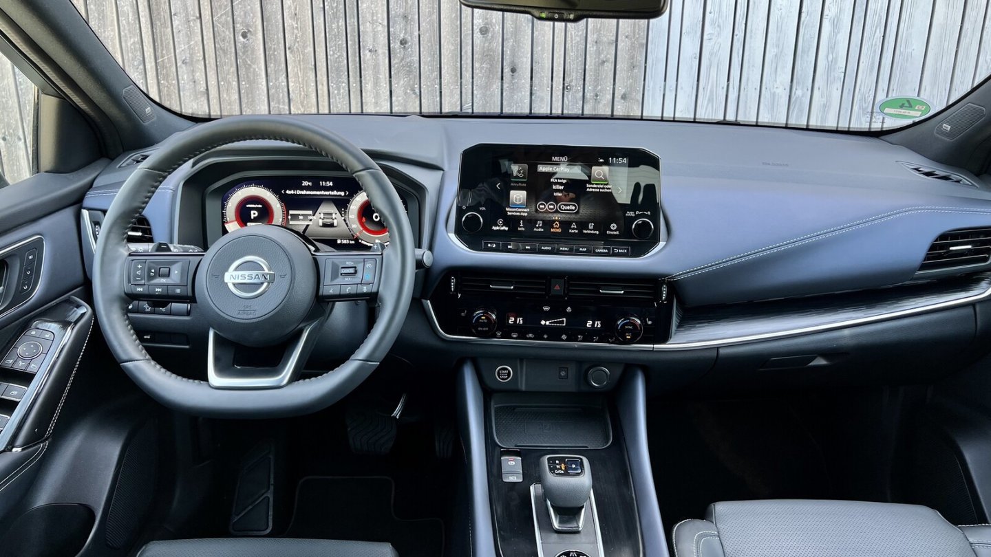 Nicht nur Displays, sondern auch Tasten und Regler: Das Cockpit des Nissan Qashqai.