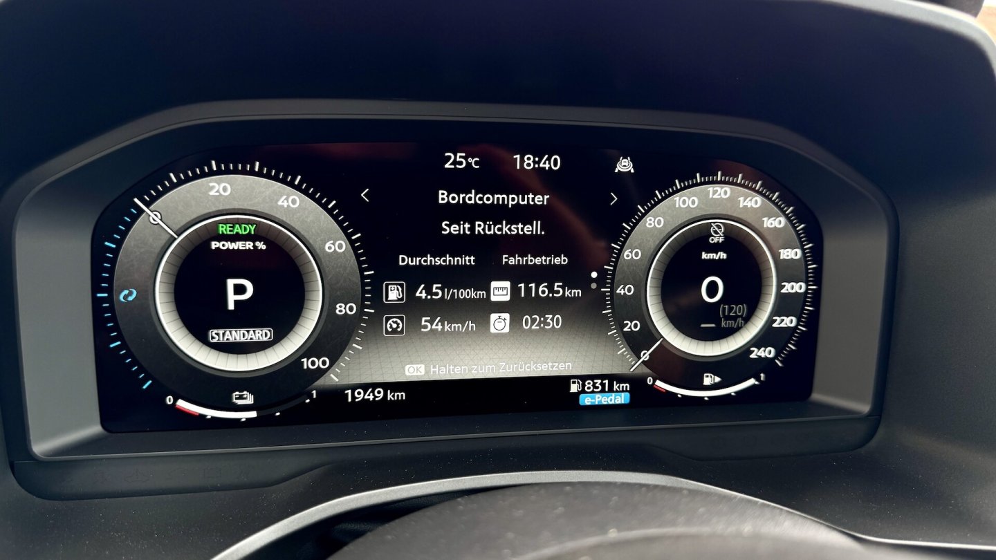 Am Ende der Verbrauchsrunde zeigen Bordcomputer und Tankrechnung den gleichen Wert: 4,5 l/100 km beim neuen Qashqai e-Power.