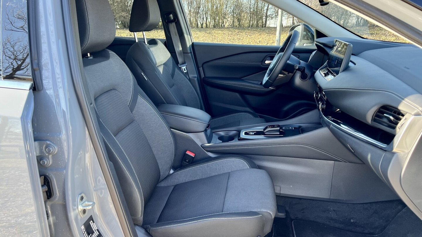 Bequeme Sitze und viel Platz im Innenraum des kompakten Nissan Qashqai.
