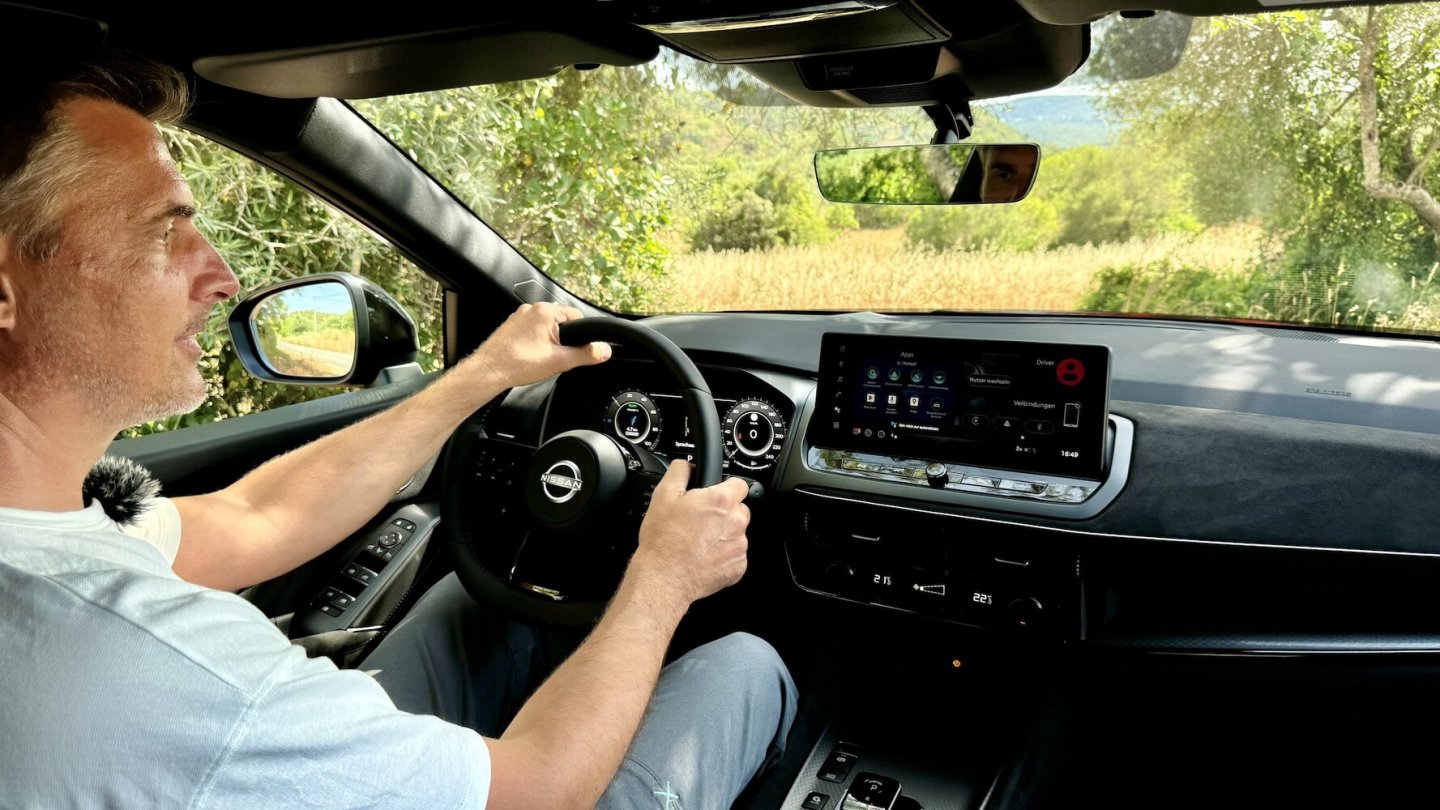 Die gute Bedienstruktur im Nissan Qashqai wird um die Sprachsteuerung Google Assistant erweitert.