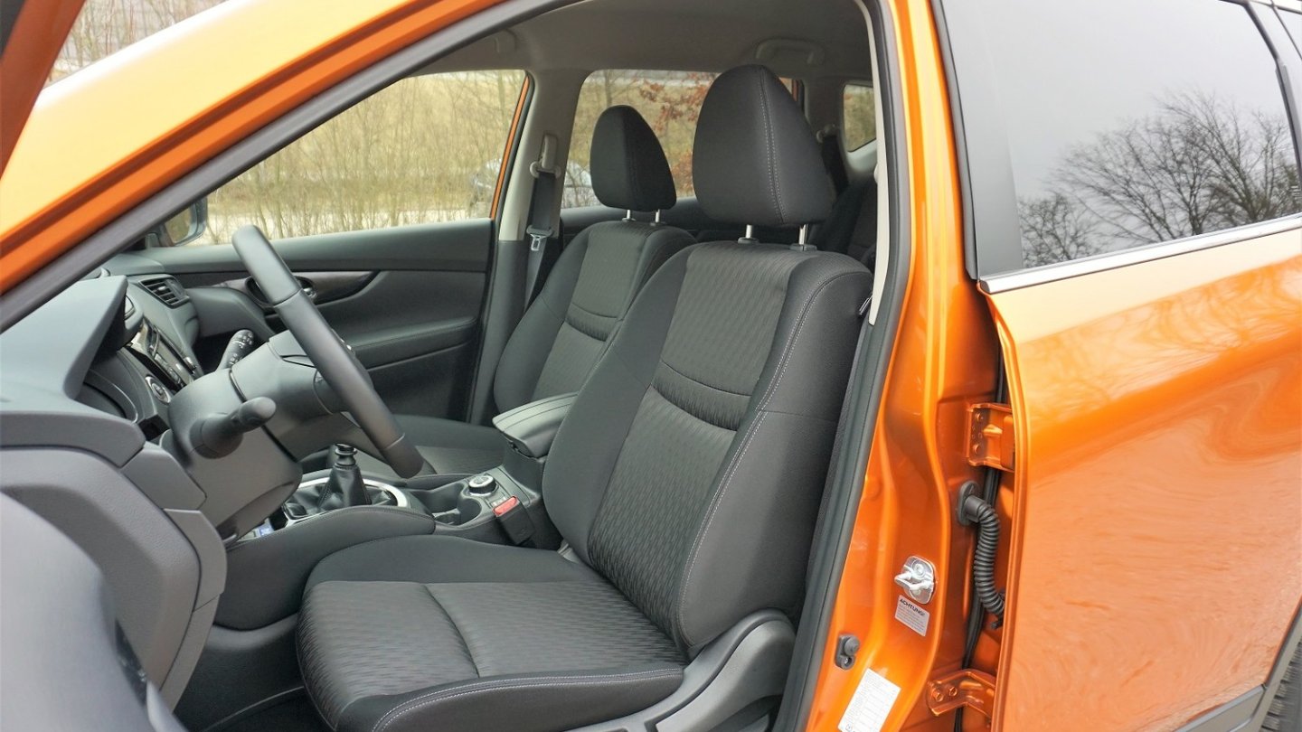 Die Sitze sind bequem. So ähnlich wie der Sessel bei Opa. Seitenhalt? Wie bitte?