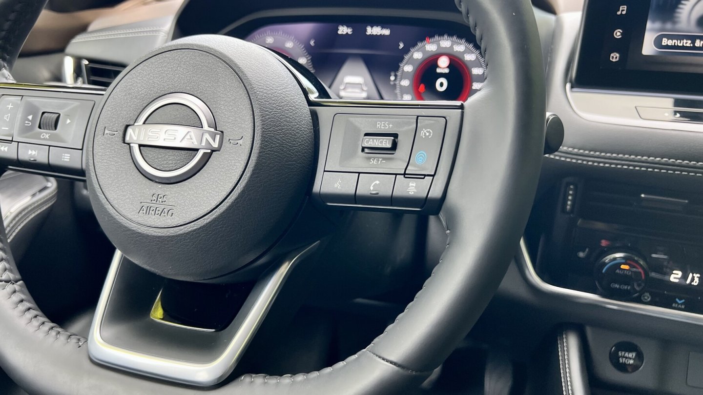 Über die Taste mit dem blauen Symbol am Lenkrad wird das Assistenzpaket aktiviert.