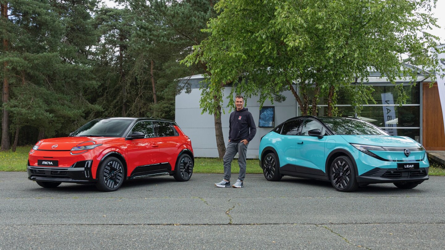 Noch bevor der Nissan Leaf auf den Markt kommt beginnt die Auslieferung des kleineren Micra, hier linksim Bild.