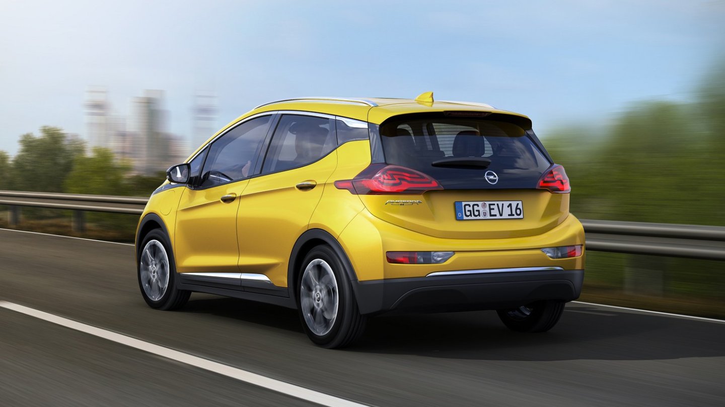 Auch am Heck gleicht der neue Opel dem Chevrolet Bolt.