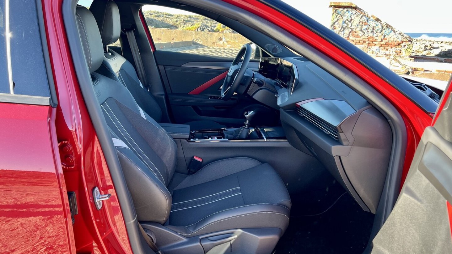 Die Stoffausstattung und rote Dekore sind bei der GS Line serienmäßig.