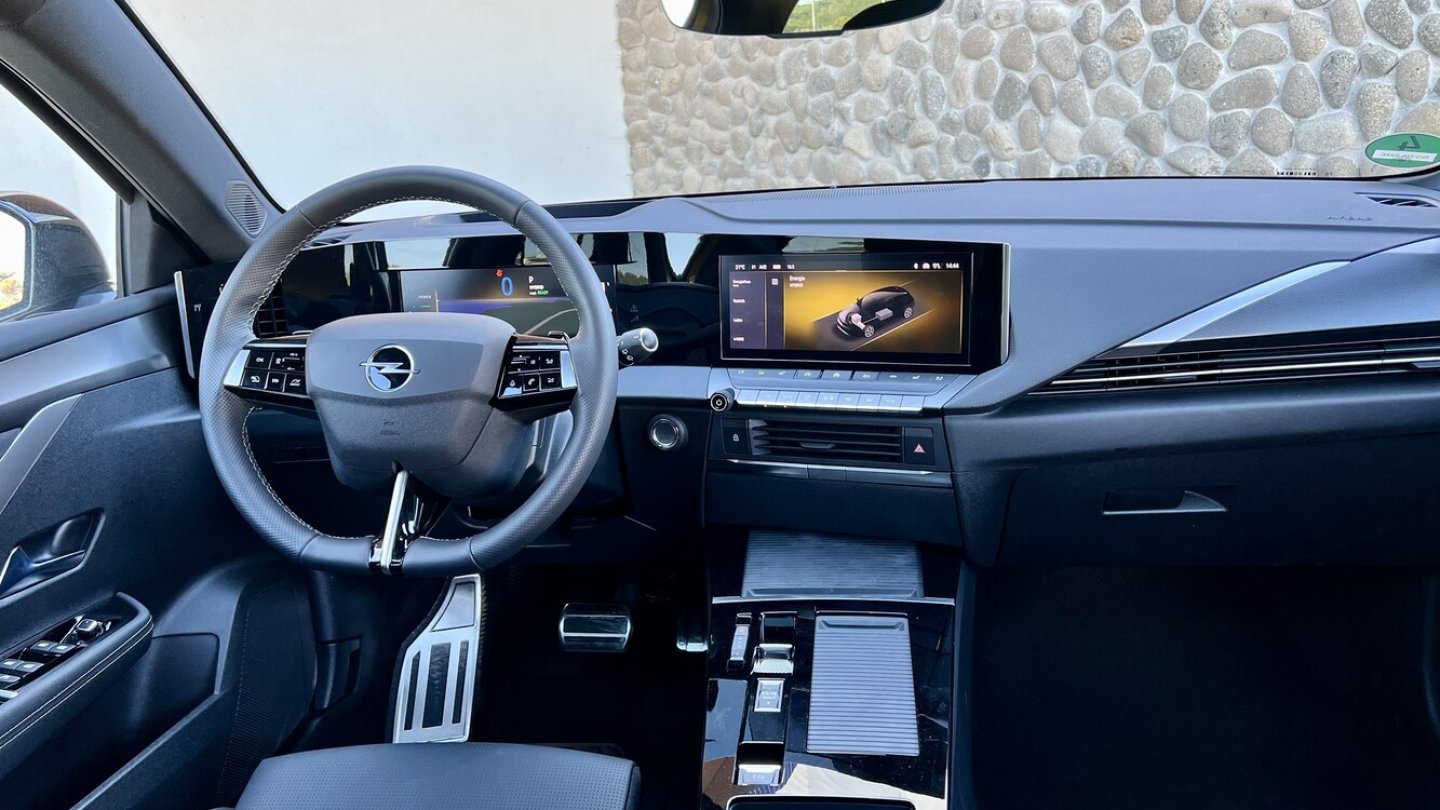 Eine gute Mischung aus digitaler Bedienung und Tasten im Astra-Cockpit.