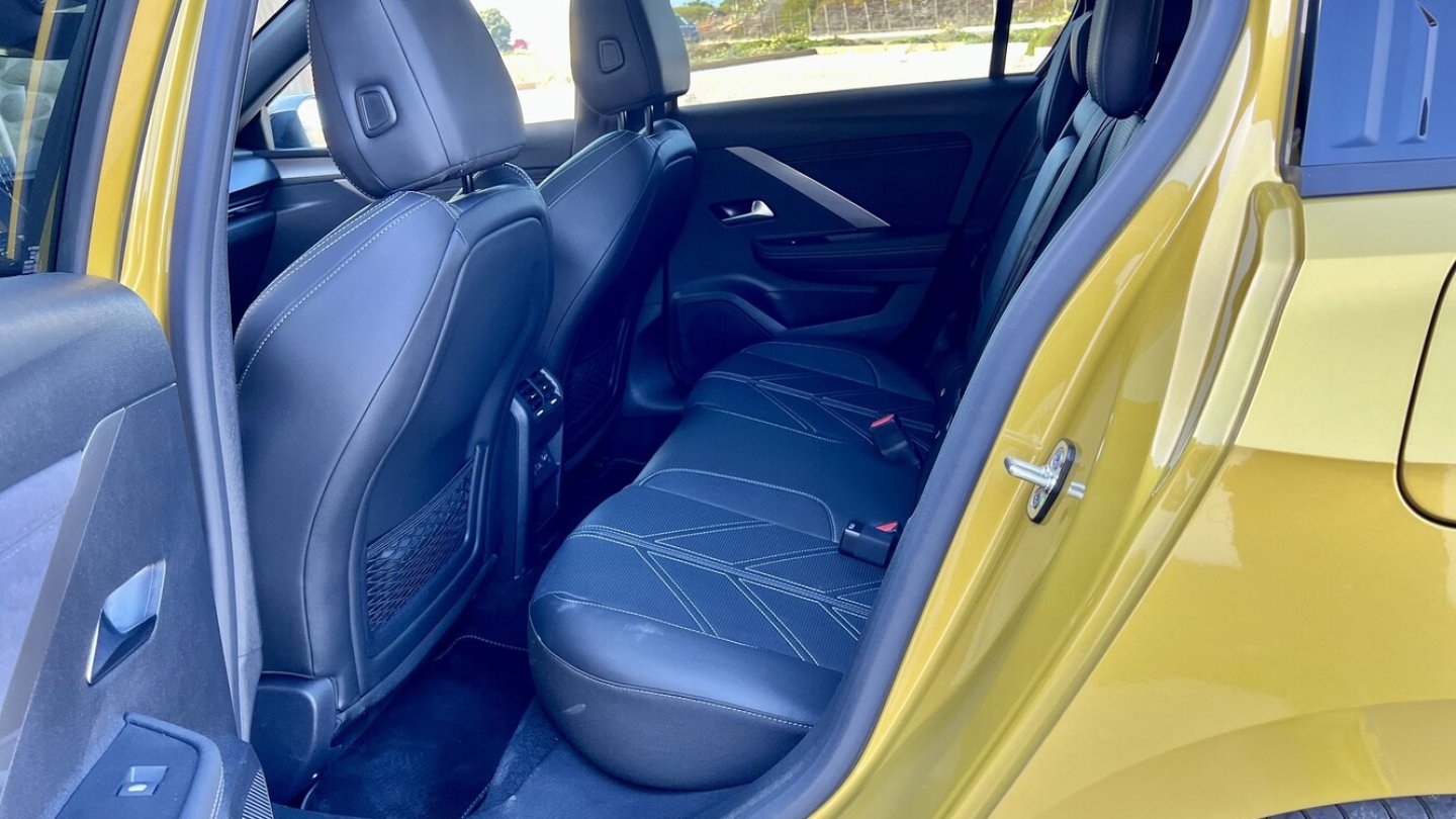 Egal, welche Ausstattung: Im Fond ist der neue Opel recht eng.