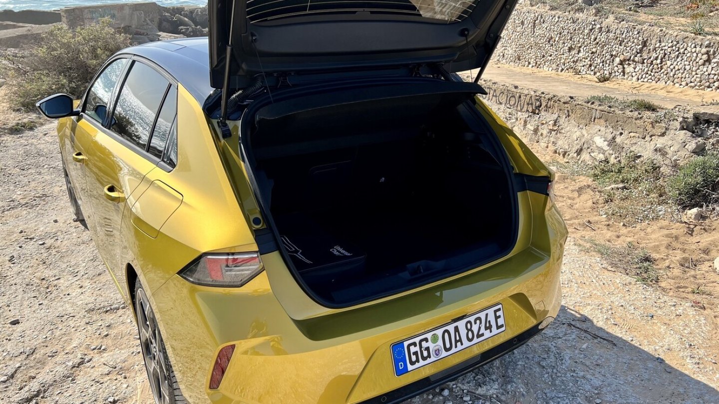 Der Kofferraum im Astra Hybrid fasst 352 Liter.