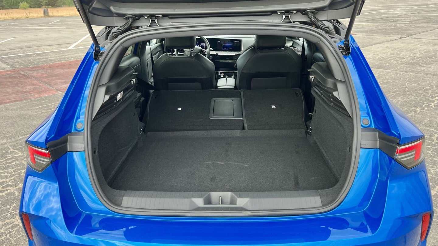 Wem das Laderaumvolumen im Astra nicht reicht, der wartet auf den Kombi namens Sports Tourer.