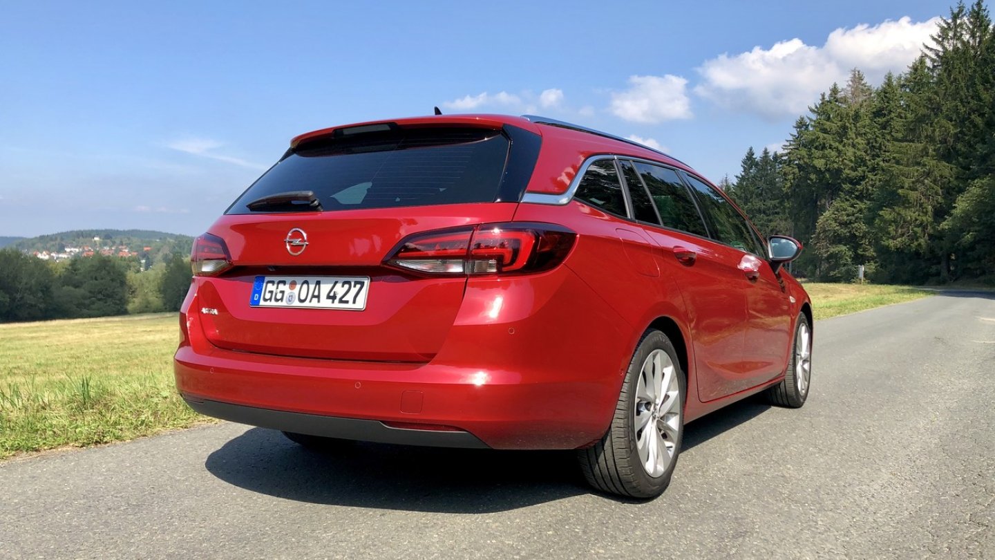 Der Opel Astra Sports Tourer in Chilli Red.