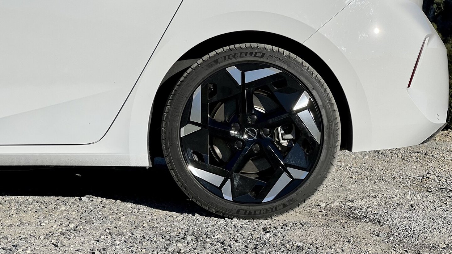 Die dunklen 18-Zoll-Felgen stehen dem Opel Astra gut.