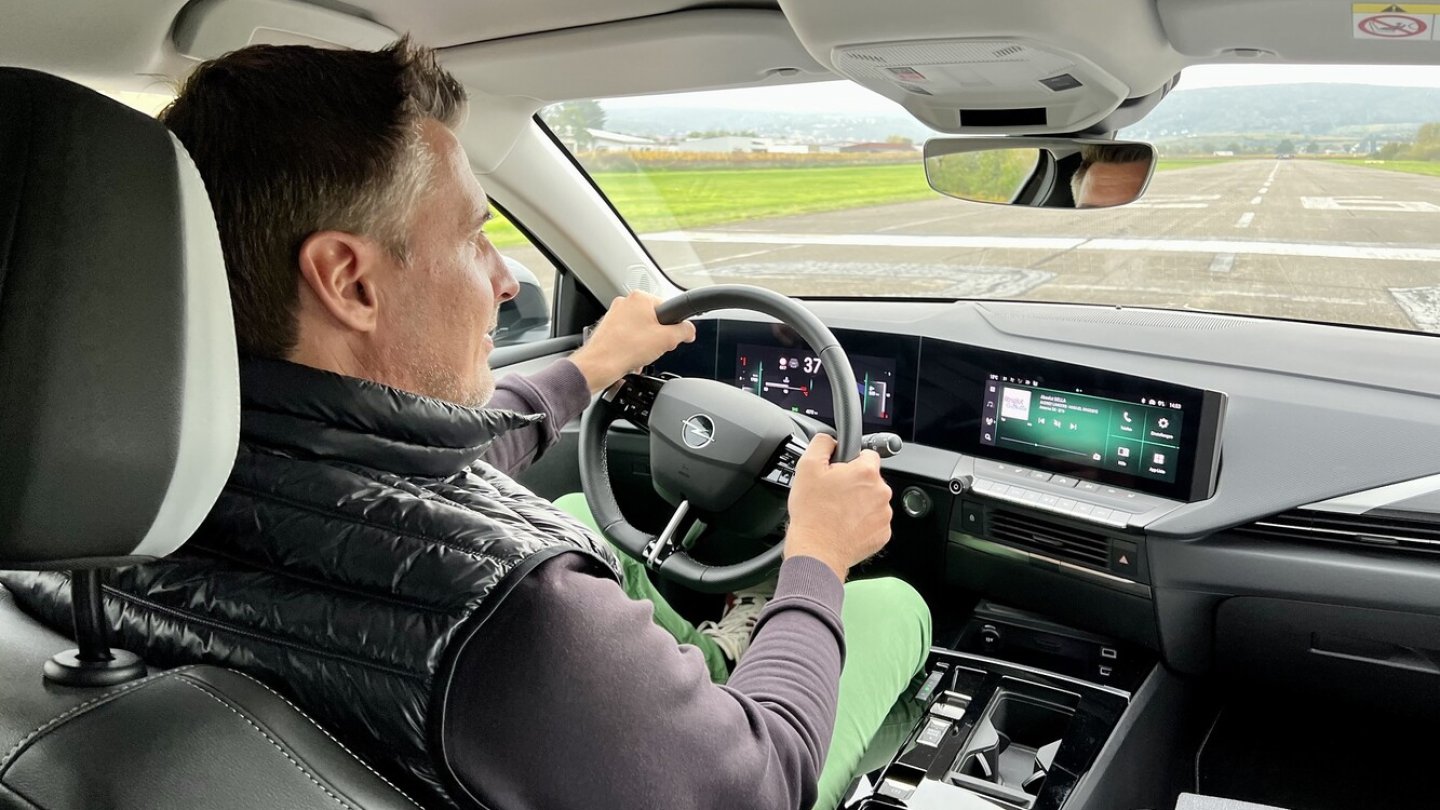 Unterwegs gefällt die komfortable Fahrwerksabstimmung des Astra.